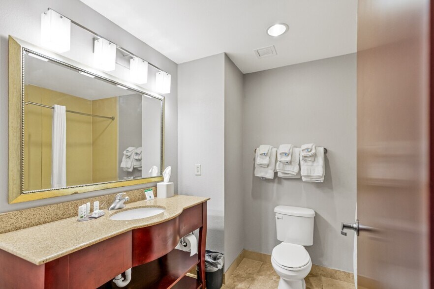 More Photos Of 1008 Sheppard Rd, Burkburnett Hotel For Sale