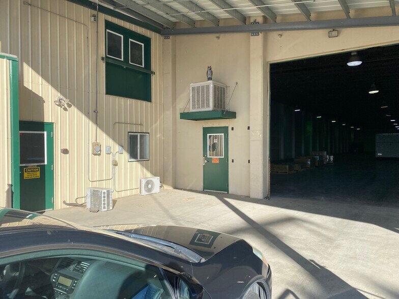 More Photos Of 4502 N Stearman Ave, Pasco Warehouse For Lease