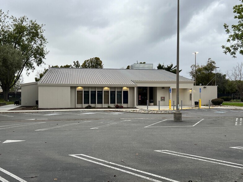 Primary Photo Of 2925 Scott Blvd, Santa Clara Bank For Lease