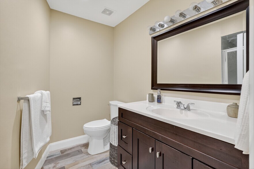 More Photos Of 1884 Southpointe Dr, Sarasota Apartments For Sale