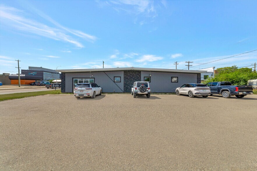 More Photos Of 4818 44 st, Lloydminster General Retail For Lease