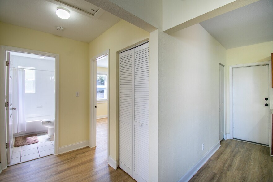 More Photos Of 2706 Stallone Dr, Tampa Office Residential For Lease