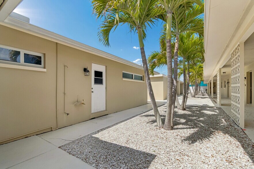More Photos Of 2307 Bay Blvd, Indian Rocks Beach Apartments For Sale