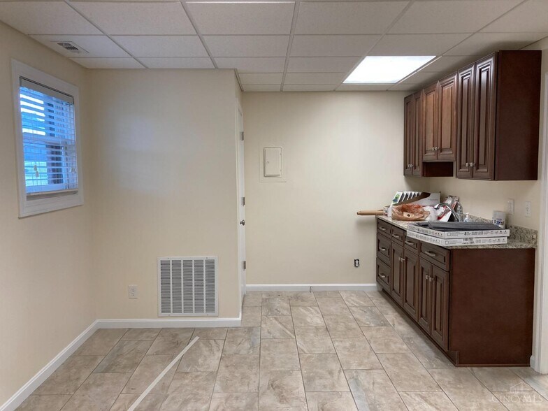 More Photos Of 771 Neeb Rd, Cincinnati Medical For Lease