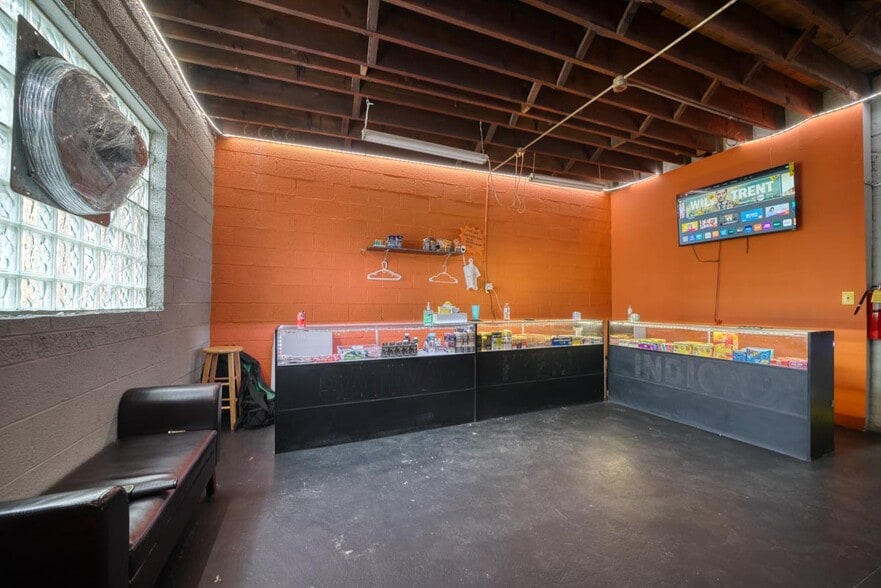 More Photos Of 10325 Cadieux Rd, Detroit Flex For Sale