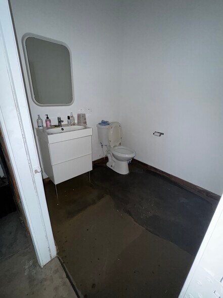 More Photos Of 4715 Main St, Houston Unknown For Lease