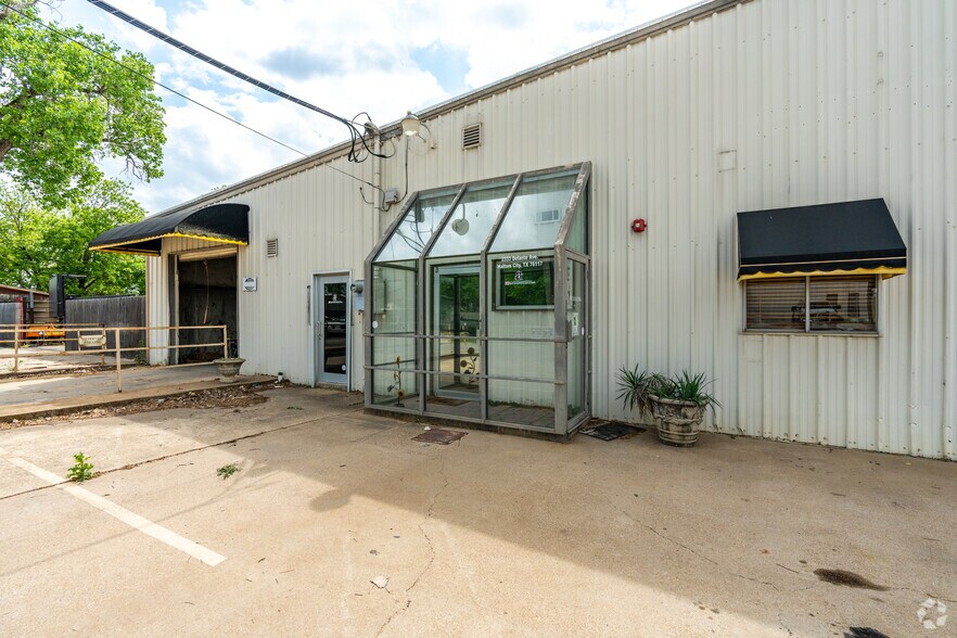 More Photos Of 2333-2337 Delante St, Haltom City Warehouse For Sale