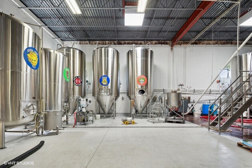 More Photos Of 22221 N Pepper Rd, Lake Barrington General Retail For Sale