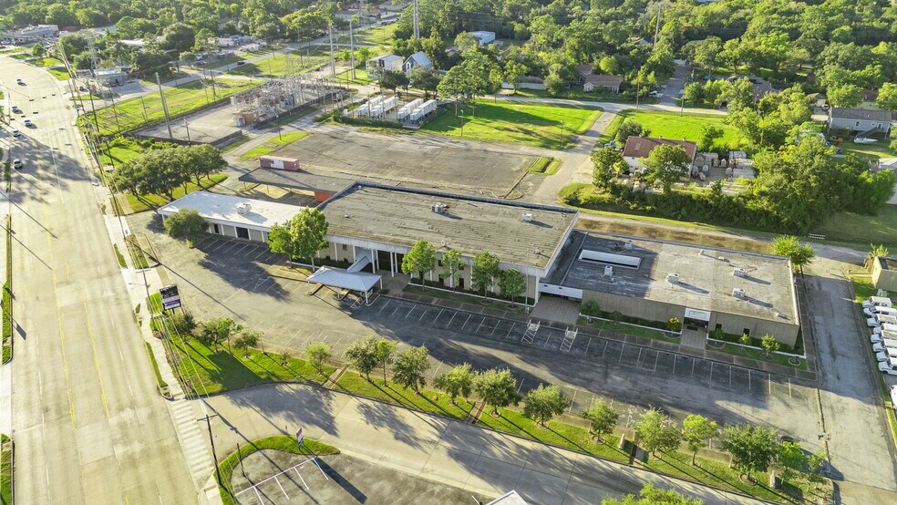 More Photos Of 2401 Termini St, Dickinson Office For Sale