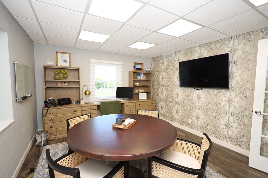 More Photos Of 235 W Franklin St, Centerville Storefront Retail Office For Lease