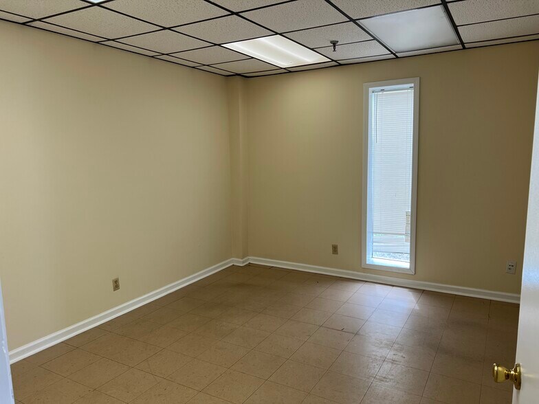 More Photos Of 320 South St, Perry Warehouse For Lease