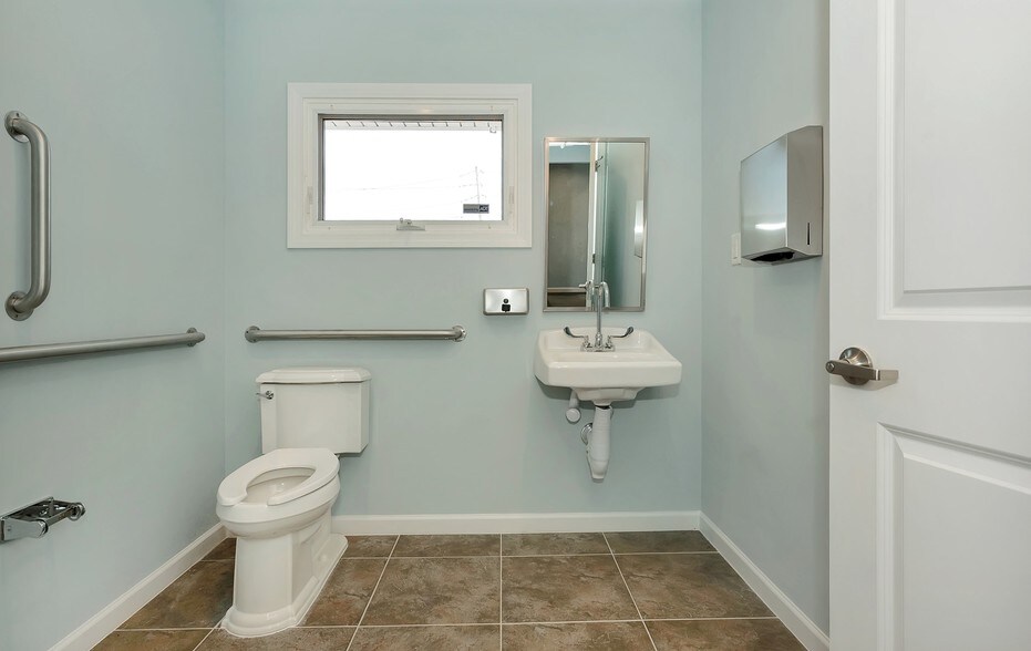 More Photos Of 760 Wellwood Ave, Lindenhurst Office For Sale