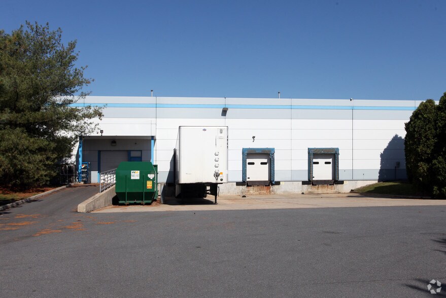 More Photos Of 47 S Commerce Way, Bethlehem Warehouse For Lease