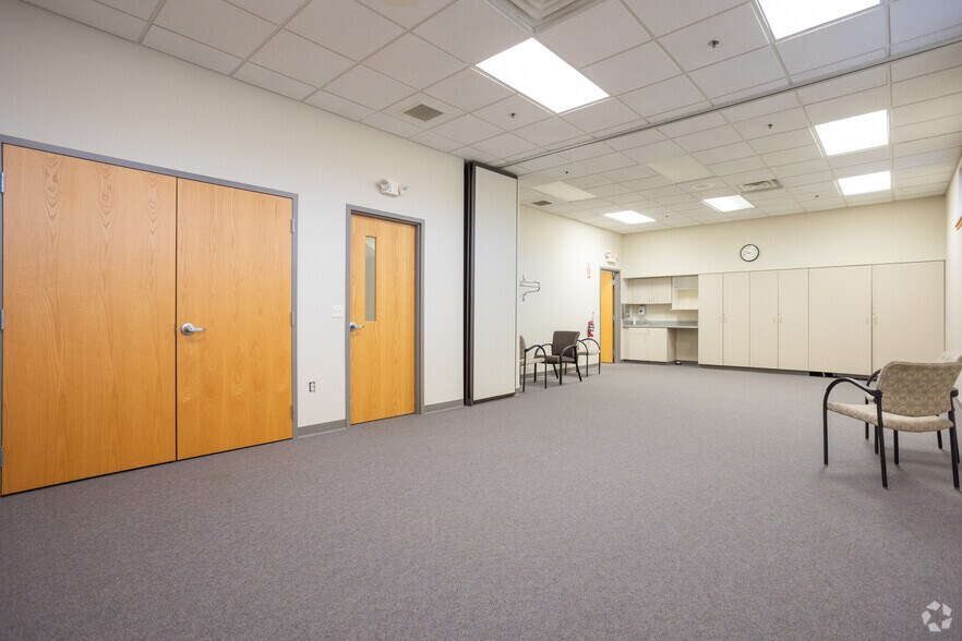 More Photos Of 3235-3299 N Wellness Dr, Holland Medical For Lease