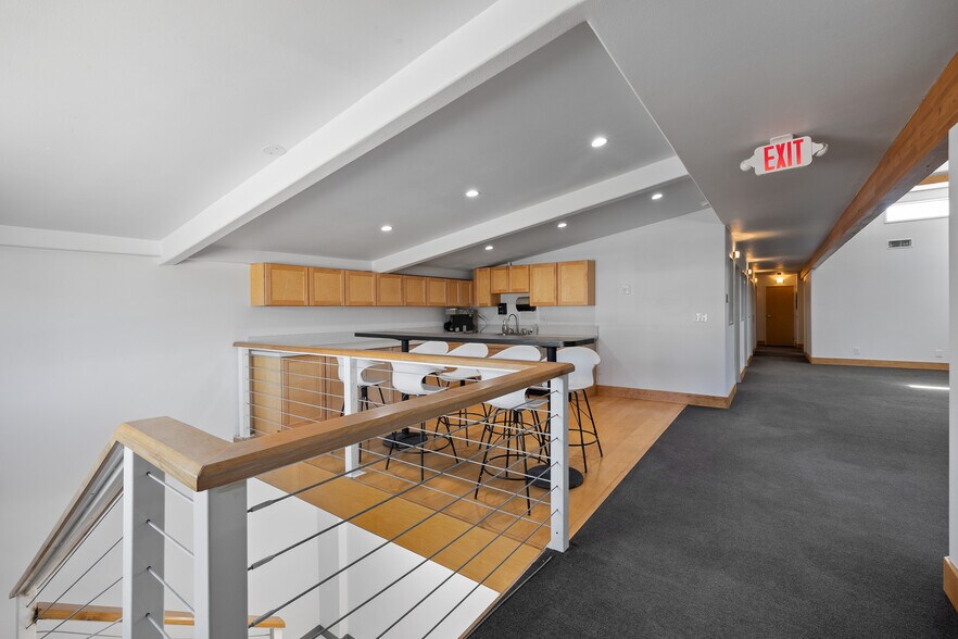 More Photos Of 18536 Oxnard St, Tarzana Warehouse For Sale