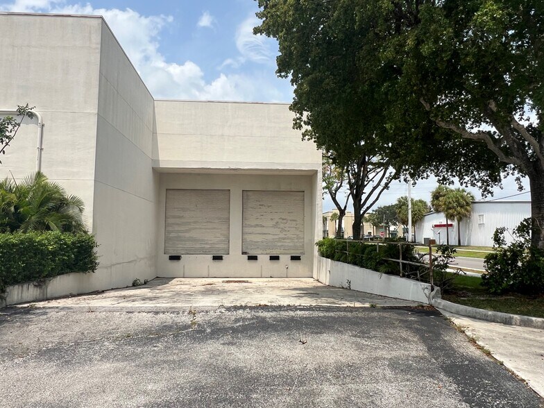 More Photos Of 3020 High Ridge Rd, Boynton Beach Showroom For Lease