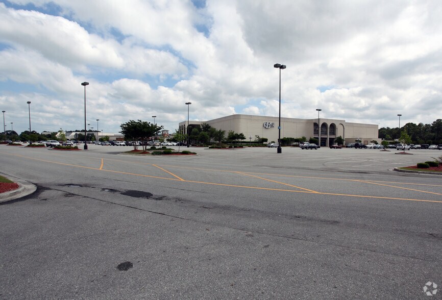 More Photos Of 3500 Oleander Dr, Wilmington Unknown For Lease
