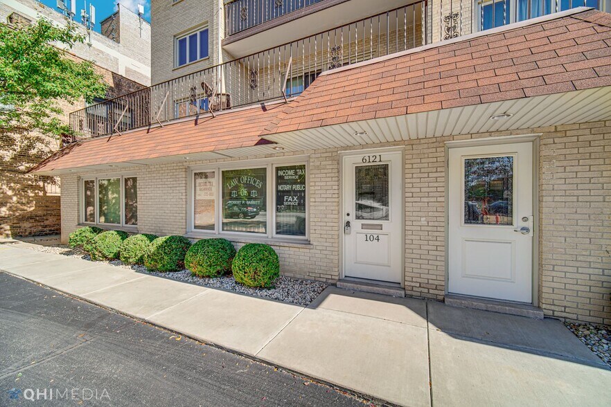 More Photos Of 6121 N Northwest Hwy, Chicago Office For Sale