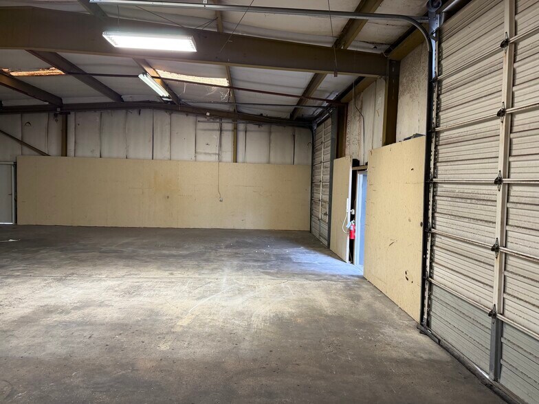 More Photos Of 2708 NE 21st Way, Gainesville Warehouse For Lease