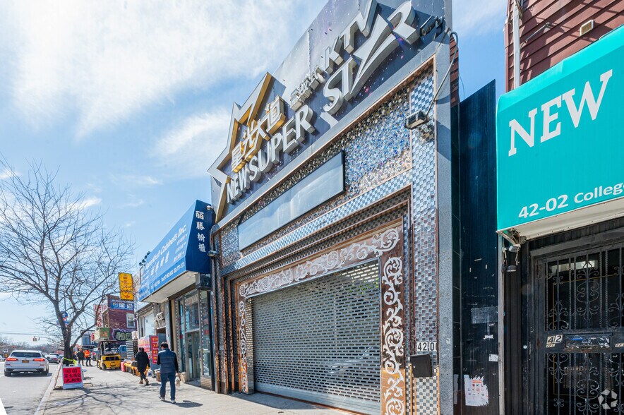 More Photos Of 13158 Sanford Ave, Flushing Showroom For Lease