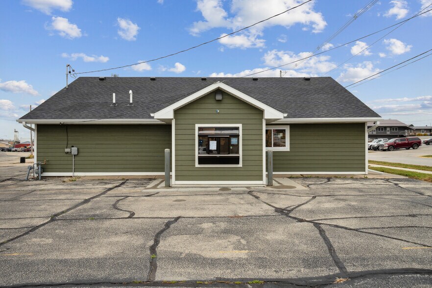 More Photos Of 606 Rossville Rd, Waukon Restaurant For Sale
