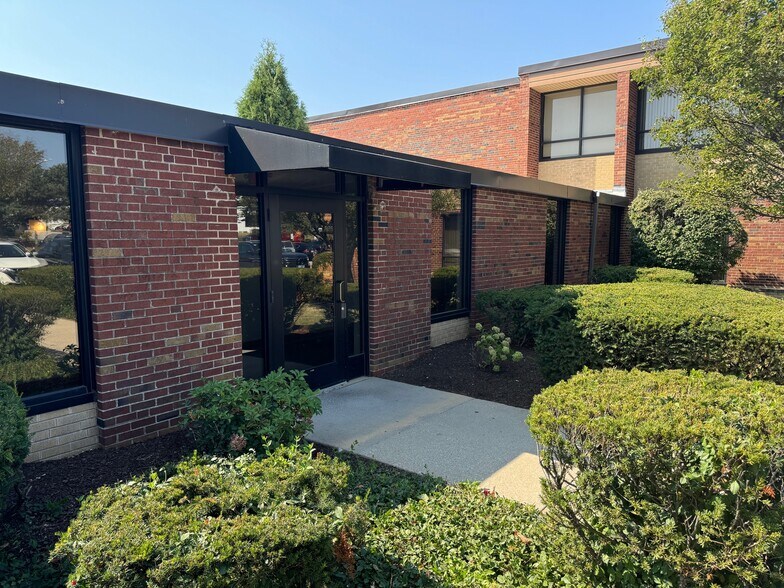 More Photos Of 7700 Brushhill Rd, Burr Ridge Loft Creative Space For Lease