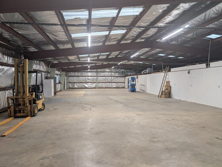 More Photos Of 1319 E Highway H, Liberty Warehouse For Lease