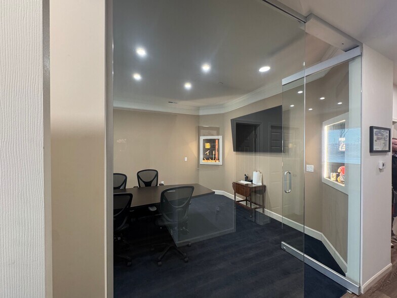More Photos Of 2460 Fairfield St, Lawrence Industrial For Lease