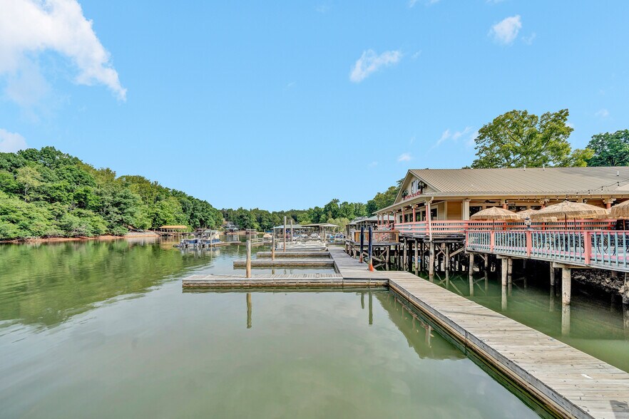 More Photos Of 1041 Harbour Inn Ln, Moneta Restaurant For Sale