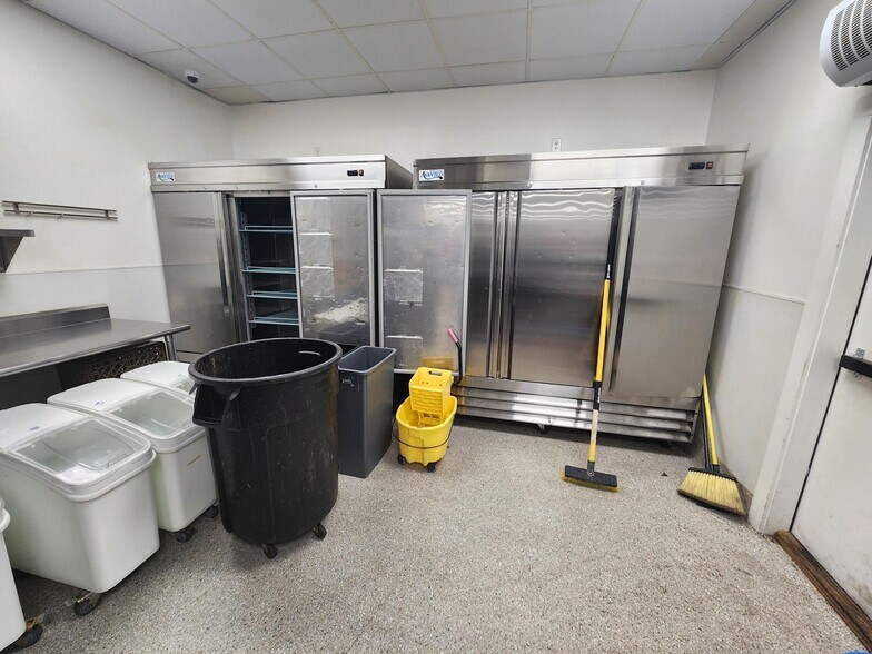 More Photos Of 250 Bordeaux Dr, Thomson General Retail For Sale