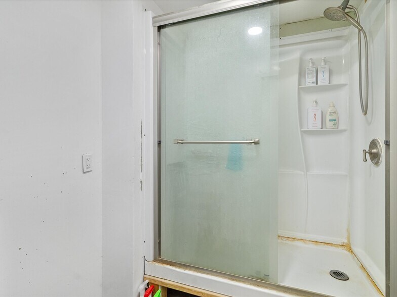 More Photos Of 700 N Main St, Lexington Warehouse For Lease