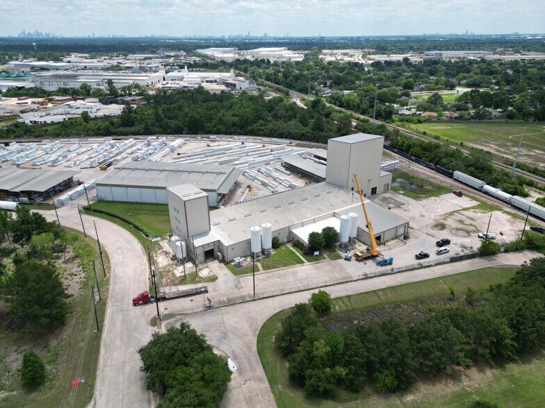 Primary Photo Of 8615 Golden Spike Ln, Houston Manufacturing For Lease
