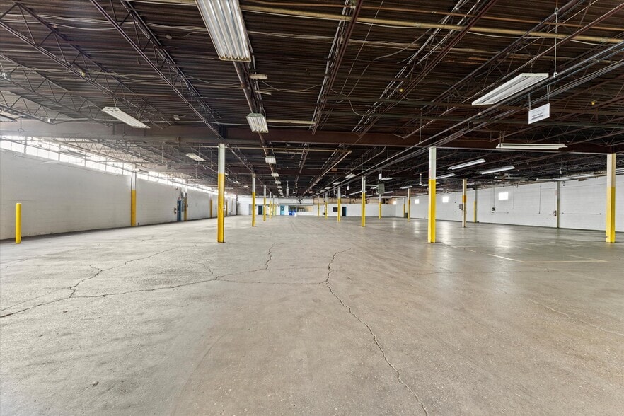 More Photos Of 1701 Shepherd, Windsor Manufacturing For Lease