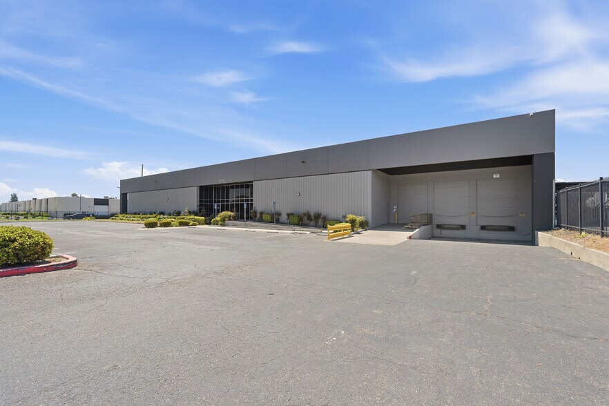 More Photos Of 20310 Plummer St, Chatsworth Manufacturing For Lease