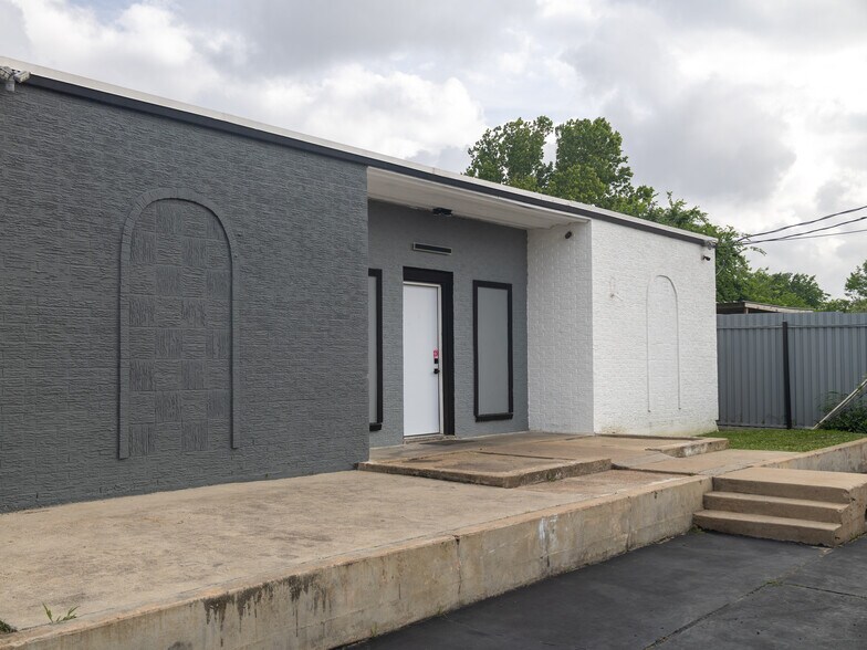 More Photos Of 16526 Market St, Channelview Showroom For Sale
