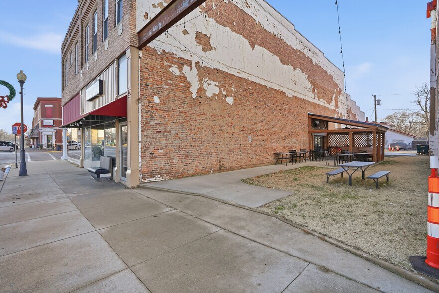 More Photos Of 103 N Allen St, Centralia General Retail For Sale