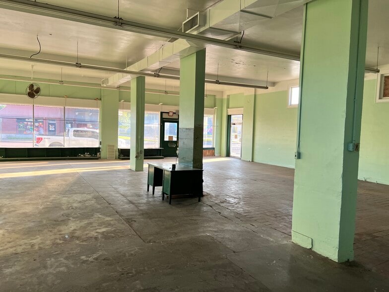 More Photos Of 820 W Broadway St, Muskogee Flex For Sale