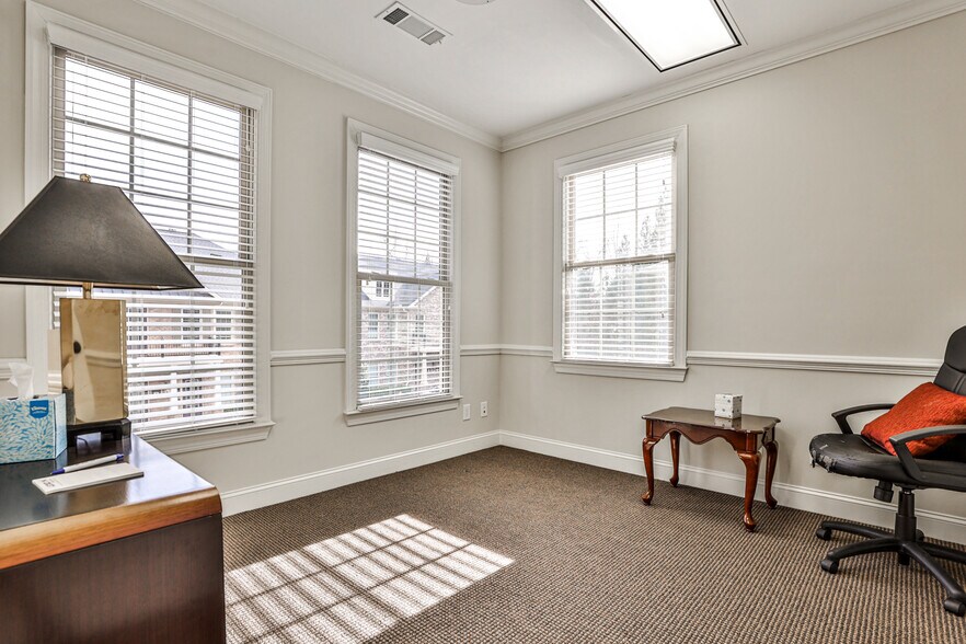 More Photos Of 1905 Woodstock Rd, Roswell Office For Lease