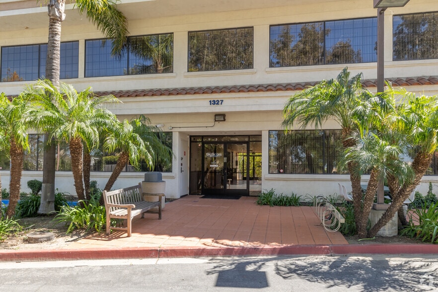 More Photos Of 1327 Del Norte Rd, Camarillo Medical For Lease