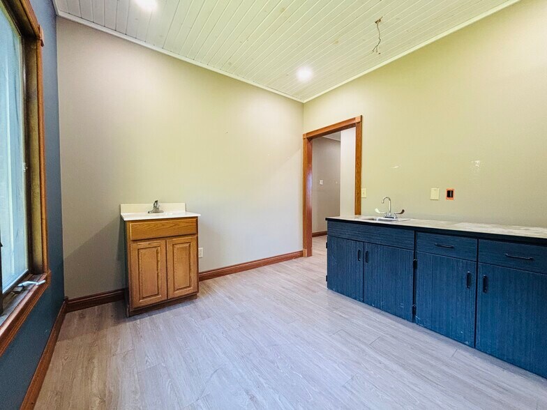 More Photos Of 1629 Harding Blvd, Cotter Medical For Sale