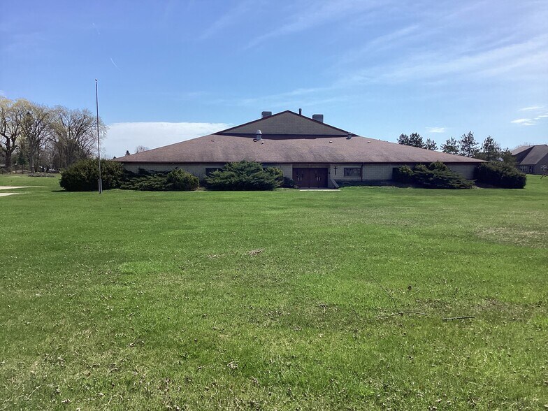 More Photos Of 2525 Oakwood Rd, Oak Creek Schools For Sale