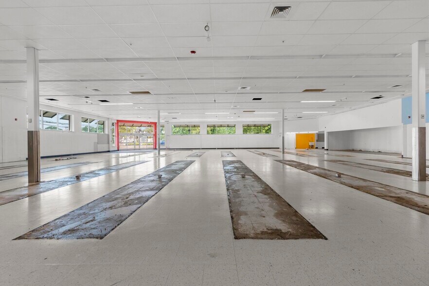 More Photos Of 1083 Boston Post Rd, Milford Drugstore For Lease