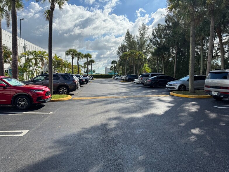 More Photos Of 4005 NW 114th Ave, Doral Business Park For Lease