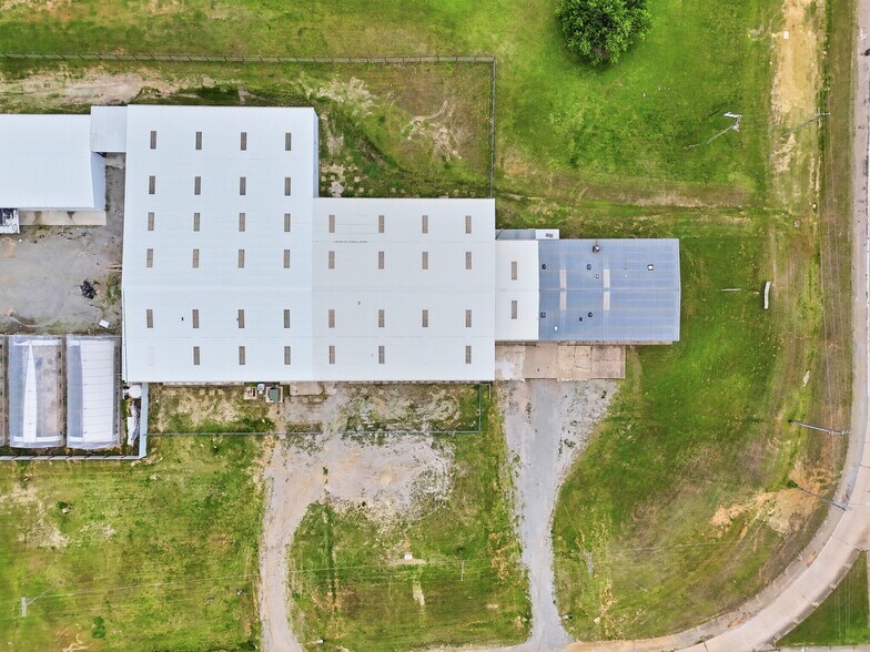 More Photos Of 52688 W 61st St, Oilton Manufacturing For Sale
