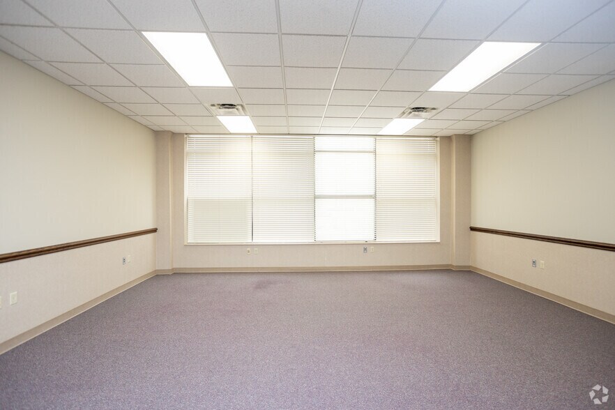 More Photos Of 205 W Market St, Lima Office For Sale