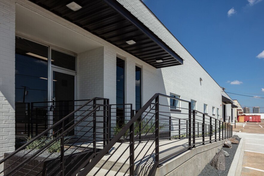 More Photos Of 4919 Woodall St, Dallas Warehouse For Sale