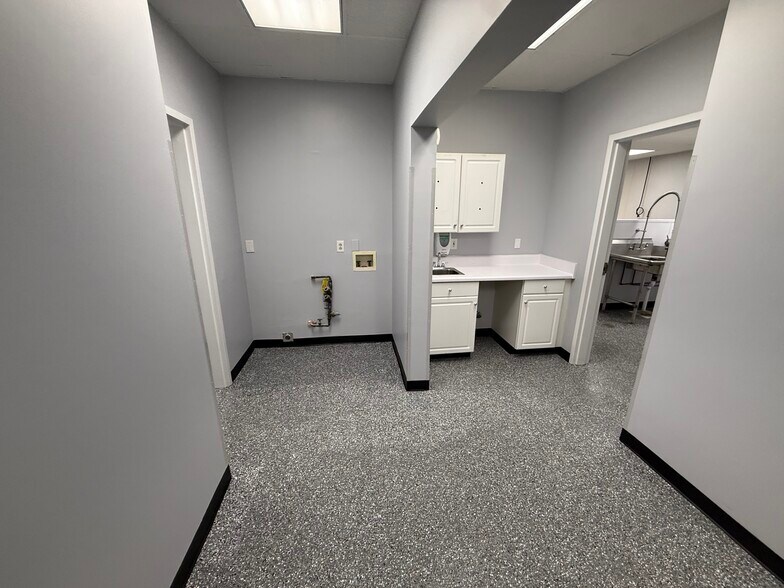 More Photos Of 1129 Corporation Pky, Raleigh Flex For Sale