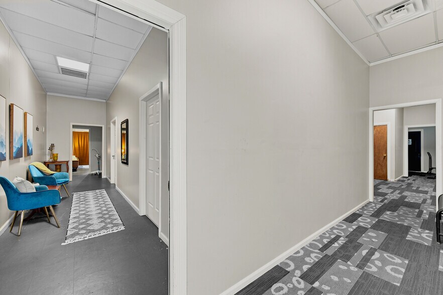 More Photos Of 20 Town Sq, Greenwood Health Club For Sale