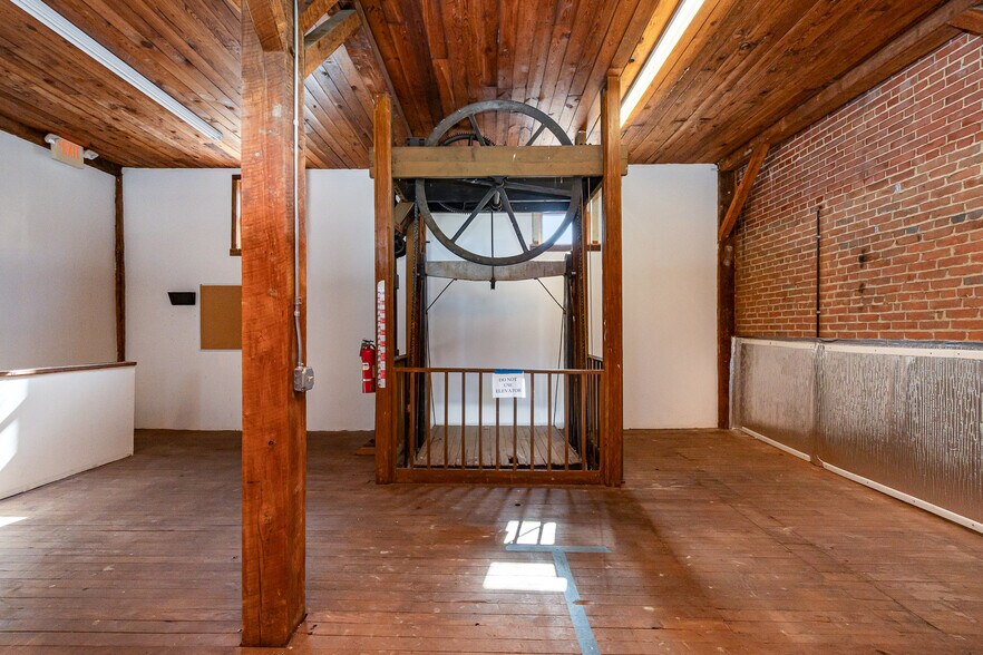 More Photos Of 222 W Plane St, Bethel Storefront For Sale