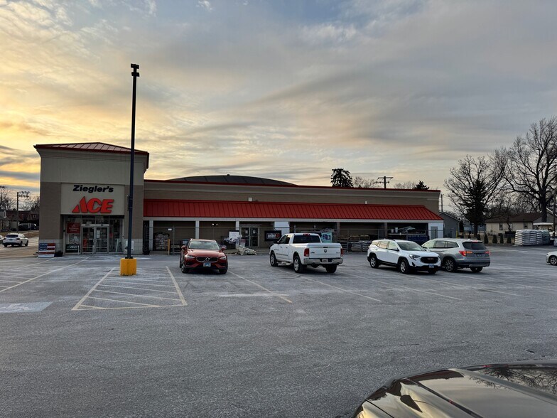 More Photos Of 1158 Lillian St, Elgin General Retail For Sale